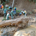 Petugas gabungan dari personel BPBD, Perangkat Desa Blimbing, Koramil, dan Polsek Mojo saat melakukan pembersihan di lokasi jembatan Dusun Semoyo yang terputus. foto: MUJI HARJITA/ BANGSAONLINE