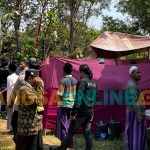 Proses pembongkaran makam terduga penganiayaan oleh jajaran Satreskrim Polres Sampang di TPU Desa Mambulu Barat. Foto: MUTAMMIM/ BANGSAONLINE