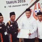 Saiful Amin (tengah) dan komisioner KPU Kota Mojokerto. foto: YUDI EP/ BANGSAONLINE