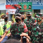 Danrem 081/DSJ, Kolonel Inf Waris Ari Nugroho, S.E., M.Si. memberikan keterangan usai meninjau Stasiun Sumbergempol, Tulungagung.