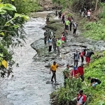 Aksi Karang Taruna dan relawan saat bersih-bersih sampah di pinggir Sungai Watuduwur, Desa Tengger Lor, Kecamatan Kunjang, Kabupaten Kediri. foto: MUJI HARJITA/ BANGSAONLINE