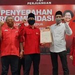 Arifin dan Syah Natanegara sesaat setelah terima surat rekom. (foto: HERMAN/ BANGSAONLINE)