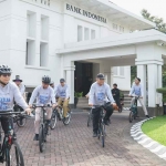 Pj Wali Kota Kediri, Zanariah, saat singgah di Kantor BI didampingi Kepala KPwBI Kediri, Choirur Rofiq. Foto: Ist