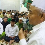 Dr KH Asep Saifuddin Chalim, MA saat memberikan taushiyah di depan 700 pengurus MWC NU dan Ranting NU se-Surabaya di Pondok Pesantren Amanatul Ummah Surabaya, Ahad malam (15/7/2018). foto: bangsaonline.com