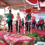 Rayhan (10), siswa kelas 6 SD Islam Kota Blitar mengikuti upacara peringatan Hari Kesehatan Nasional bersama Wabup Marhaenis, Selasa (12/11/2019).