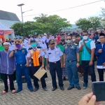 Petugas Kesyahbandaran Pelabuhan Kelas 3 Bawean saat foto bersama para santri dan pendamping.