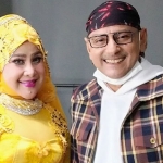 Penyanyi dangdut Elvy Sukaesih bersama almarhum Yus Yunus (kanan). Foto: Instagram/@elvy_sukaesih