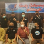 Sejumlah peserta gathering Aki Madiun foto bareng narasumber, Sony Hendarto.