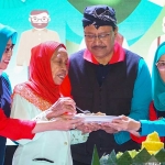 Wali Kota Pasuruan Saifullah Yusuf saat memotong tumpeng dalam peringatan Hari Lanjut Usia Nasional (HLUN) ke-28 tahun 2024 di Gedung Kesenian Darmoyudo.