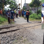 TKP jalan umum perlintasan kereta api tanpa palang pintu Dusun Pojok, Desa Pojok, Kecamatan Garum, Kabupaten Blitar. Inset: Kondisi sepeda motor korban usai terserempet KA Penataran.