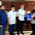 Yuhronur Efendi, bersama pengurus DPP PAN usai penandatanganan pakta integritas.