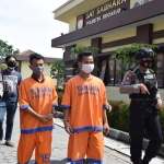 Kedua tersangka digelandang ke Mapolresta Sidoarjo.