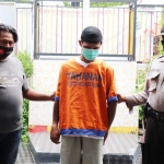 Salah satu pelaku pengeroyokan di Sidoarjo yang berhasil diamankan polisi.