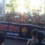 Ratusan anggota Ansor dan Jember saat demo di depan Pemkab Jember. foto: BANGSAONLINE