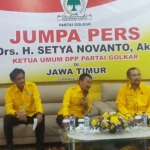 Ketua DPD Partai Golkar Jatim, Nyono Suharli (tengah), diapit oleh Sahat Simandjuntak (kanan) dan Gesang Budiarso dalam jumpa pers di kantor DPD PG Jatim, belum lama ini. foto: DIDI ROSADI/ BANGSAONLINE