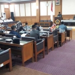 Suasana paripurna DPRD Gresik terkait PU Fraksi terhadap PAPBD 2018. foto: Syuhud/ bangsaonline.com