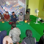 Para mahasiswa saat berdialog dengan Cabup Gus Muhdlor di Griya Milenial Sidoarjo (GMS), di Desa Sarirogo Sidoarjo, Sabtu (10/10). foto: mustain/ bangaonline.com