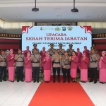 Foto bersama usai acara sertijab pejabat utama dan kapolsek di Polres Tuban. Foto: Ist.