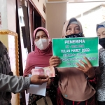 Salah satu kepala dusun saat menyerahkan BLT DD disaksikan oleh Kades Ngerong dan pendamping desa.