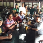 Ketua DPAC PKB Kebomas, Ahmad Zainudin Fuad (baju putih, berdiri di belakang) bersama para pengurus PKB dalam suatu acara, beberapa waktu lalu. foto: SYUHUD/ BANGSAONLINE