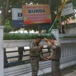 Satpol PP Banyuwangi ketika menyegel RS Bersalin 