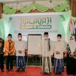 Bupati Gresik, Fandi Akhmad Yani, bersama para ulama saat menghadiri halaqoh di Masjid Agung Gresik. Foto: SYUHUD/ BANGSAONLINE