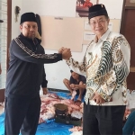 Ketua DPC PDI Perjuangan Andik Hartanto bersalaman dengan Cong Ping.