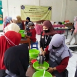 Tim PMM UMM kelompok 8 saat mendampingi peserta pelatihan pembuatan kue.