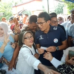 Sandiaga Uno ketika dikerubuti emak-emak yang ingin minta foto bareng.