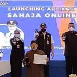 Bupati Kediri Hanindhito Himawan Pramana bersama Wabup Dewi Mariya Ulfa, didampingi Ketua DPRD Dodi Purwanto (kanan atas),  dan Kadispendukcapil Wirawan, secara resmi me-launching aplikasi Sahaja Online, di Pendopo Panjalu Jayati, Selasa (24/8). foto: ist. 