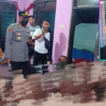 Jenazah korban dibawa langsung ke rumah duka karena keluarga tidak berkenan dilakukan autopsi. Inset, korban Riski semasa hidup.