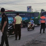 Petugas berjaga di sepanjang Jalan Letjen Sutoyo, tepatnya di depan SPBU, untuk menghalau bus yang hendak menurunkan penumpang.
