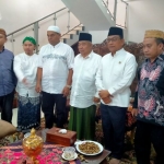 Jenderal (Purn) Moeldoko foto bersama dengan Prof Dr KH Asep Saifuddin Chalim, MA  dan para pengurus Pergunu di Pondok Pesantren Amanatul Ummah Pacet Mojokerto Jawa Timur, Jumat (10/6/2022). Foto: mma/bangsaonline.com