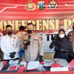 Kapolres Tuban AKBP Darman saat konferensi pers Jumat (18/2).