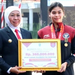 Gubernur Khofifah saat memberi penghargaan kepada atlet berprestasi di SEA Games 2023 ketika upacara peringatan Hari Kebangkitan Nasional yang ke-115.