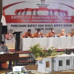 KPU Gresik saat menggelar rapat pleno rekapitulasi dan penetapan hasil penghitungan suara Pilbup Gresik 2020. foto: SYUHUD/ BANGSAONLINE