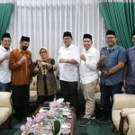 Bupati Jombang, Mundjidah Wahab, saat menerima apresiasi dari Forkom Jurnalis Nahdliyin. Foto: Ist