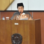 Bupati Madiun H. Ahmad Dawami saat membacakan usulan revisi Perda Kabupaten Madiun Nomor 1 Tahun 2014 tentang Lahan Pertanian Pangan Berkelanjutan (LP2B) dan Raperda tentang Pencabutan atas Perda Kabupaten Madiun Nomor 12 Tahun 2007 tentang Pembentukan Lembaga Pemberdayaan dan Kesejahteraan Masyarakat Desa. 