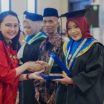 Ketua Yayasan Dharma Wanita Kabupaten Kediri, Eriani Annisa Hanindhito, saat memberi ucapan selamat kepada salah satu wisudawati. Foto: Ist.