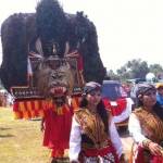 MERIAH - Tampak reog dan beberapa seni maupun budaya Indonesia ditampilkan dalam karnaval di Kecamatan Widang, Tuban. (suwandi/BANGSAONLINE)