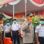 Kapolres Blitar Kota AKBP Leonard M Sinambela saat meninjau posko. 