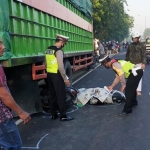 Polisi saat melakukan olah TKP.