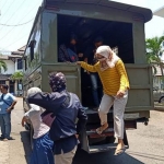 Para muda-mudi yang terjaring razia kos digiring ke kantor Satpol PP Tuban.