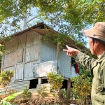 Dukut, menunjukkan bangunan yang diyakini sebagai Mushola Syekh Bela-Belu di Hutan Kelir Dusun Igir-Igir Desa Joho, Kecamatan Semen, Kabupaten Kediri. foto: MUJI HARJITA/ BANGSAONLINE