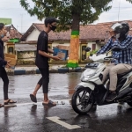 Siswa Pencinta Alam (Sispala) Arjuna Madrasah Aliyah Negeri (MAN) 1 Pamekasan saat menggalang dana di jalan bagi korban gempa di Sulbar.