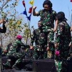 Operasi Amfibi dan pendaratan Pasukan Pendarat Marinir dalam latihan puncak TNI AL Armada Jaya XXXVII tahun 2019 di Pantai Banongan Siitubondo Jawa Timur, Sabtu (13/7/2019). Tampak Panglima TNI Marsekal TNI Hadi Tjahjono berdiri di atas tank bersama para prajurit. foto: Puspen TNI/tribunnews.com