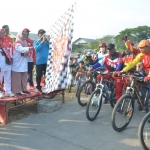 Wabup Gresik Aminatun Habibah didampingi Wakil Ketua DPRD Gresik Nur Saidah, dan Camat Duduksampeyan Merista Dedi Hartadi saat melepas ribuan peserta Golita. foto: SYUHUD/BANGSAONLINE