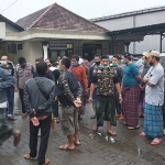 Forum Santri Gresik saat laporkan H. Nawawi Kasiadi ke Polsek Menganti. foto: ist.