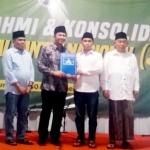 Nampak, Gus Barra didampingi Prof Dr KH Asep Syaifuddin Chalim MA dan H Soleh saat menerima surat rekomemdasi dari Ketua DPD Demokrat Jatim Emil Elestianto Dardak (dok. ist)