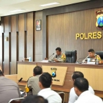 Kapolres Gresik, AKBP Arif Kurniawan, saat memimpin rapat persiapan Operasi Tumpas Narkoba Semeru 2024. Foto: Ist